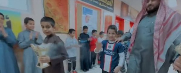 ممر شرفي وهدايا لـ طالب باكستاني في السعودية ..  ما السبب؟