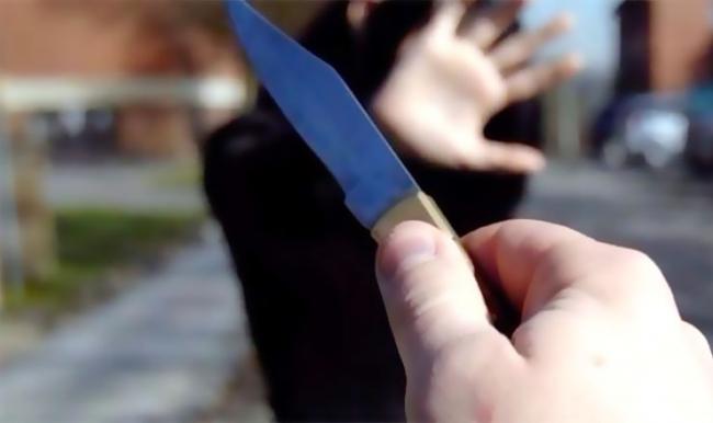 الأمن يبحث عن شخص شوه وجه زوجته بـ"مشرط" أمام منزلها في اربد 