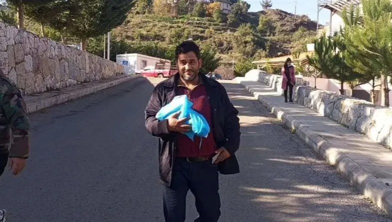 صورة مؤلمة ..  لبناني يرهن سيارته لاستلام جثة طفله من المستشفى