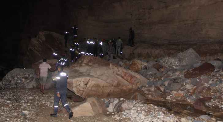  الدفاع المدني يوقف عمليات البحث في حادثة البحر الميت