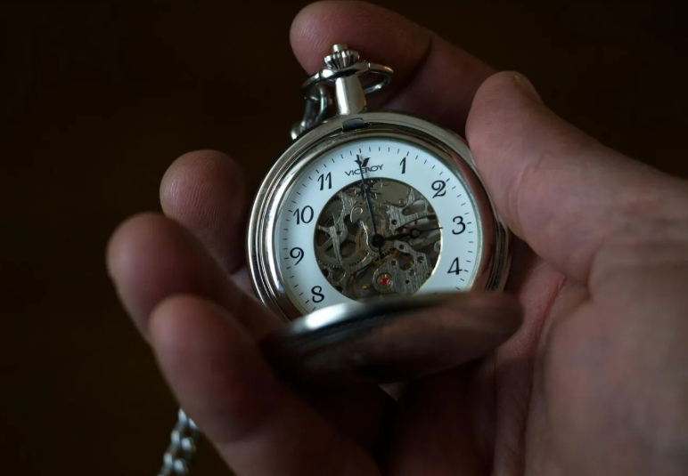 ساعة جيب تُباع بـ 2.34 مليون دولار ..  ما السر؟