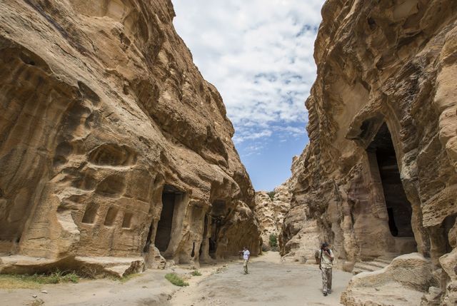 بالصور  ..  أفضل الأنشطة السياحية في السيق في البتراء الأردنية