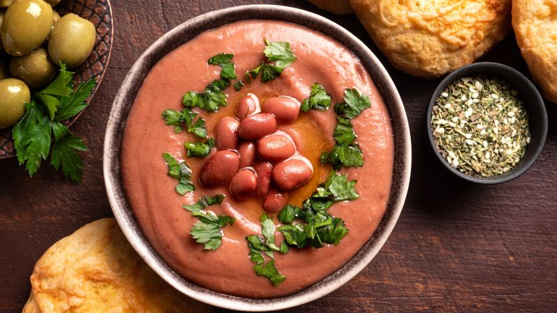 طريقة عمل فول بالسمنة والبصل للسحور