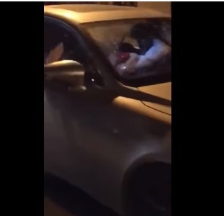 بالفيديو ..  "ملاكم" يضرب فتاة داخل سيارتها ويسرق هاتفها ثم يلوذ بالفرار