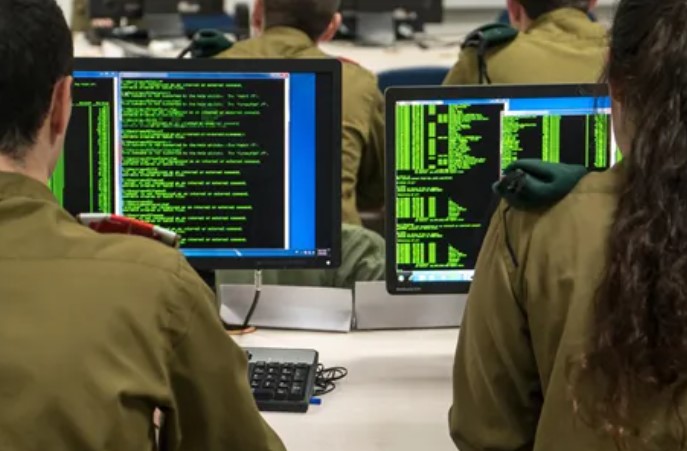 كتاب "فريق الآلة البشرية" يكشف هوية قائد وحدة 8200 الإسرائيلية
