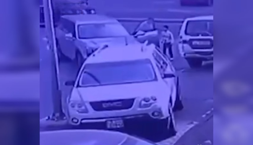 الكويت ..  ضبط "وحش بشري" اعتدى على طفل ورماه في الشارع