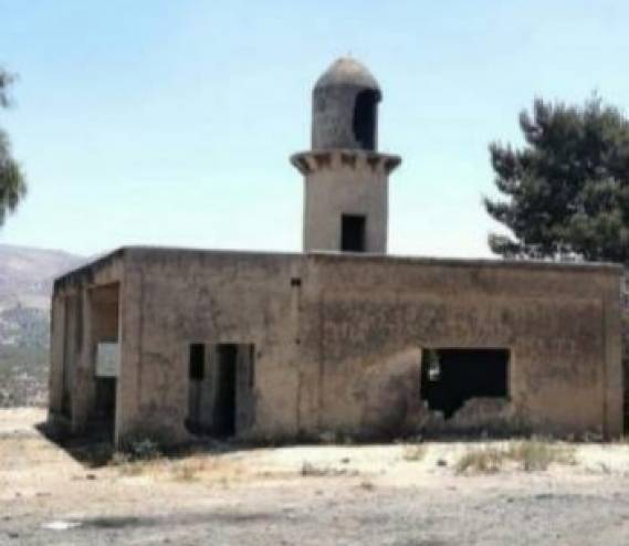 قوات الاحتلال تحرق مقتنيات مسجد وتصيب شابًا بالرصاص جنوب جنين