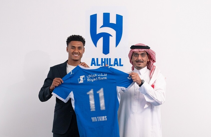 بعد التخلص من بنزيما ..  الهلال السعودي يعلن التعاقد مع مهاجم أستون فيلا
