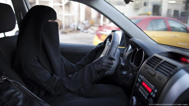 امرأة منقبة تقاضي ولاية برلين لمنعها من قيادة السيارة