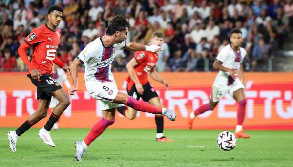 ثنائية توريس تنقذ باريس من فخ رين في افتتاح الدوري الفرنسي