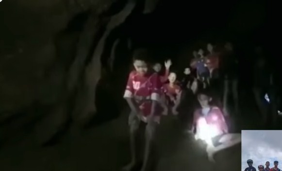بالفيديو  ..  لحظة العثور على اطفال احتجزوا داخل كهف لمدة (10) ايام دون طعام 