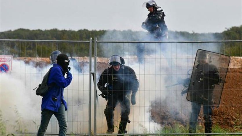 صدامات عنيفة بين الدرك الفرنسي ومتظاهرين غرب البلاد