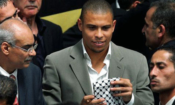 بالصور  ..  مشاهير تأنقوا بالكوفية الفلسطينية