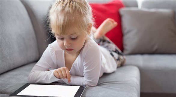 كيف تنتزع ابنك من أمام الهواتف بهدوء؟