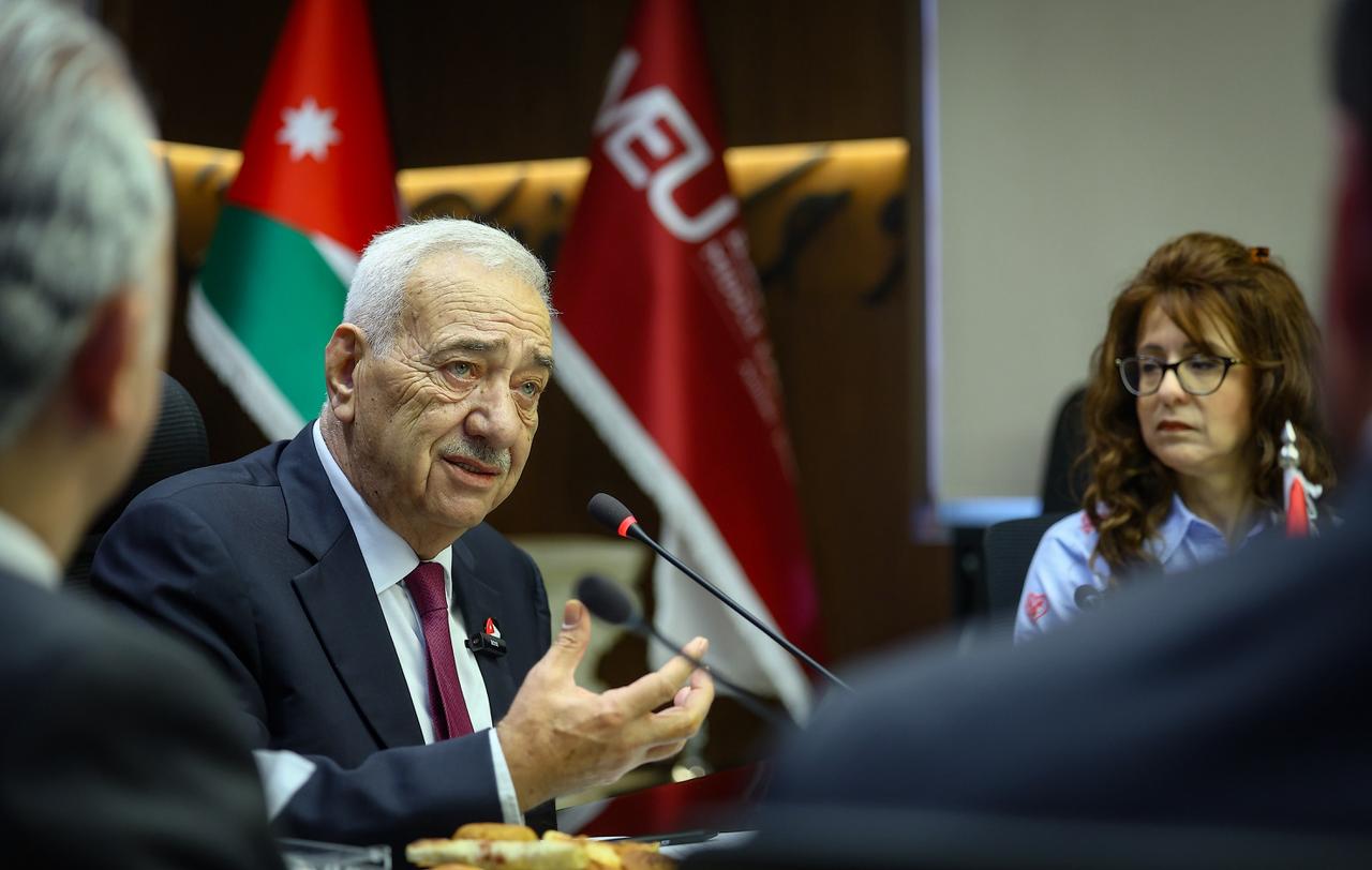 “الشرق الأوسط” تجمع برلمانات الجامعات الأردنية… وبيان طلابي يجدد الولاء في يوم العلم