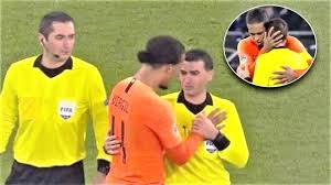 فيديو مؤثر لبكاء شديد من حكم مباراة بعد سماعه خبر فقدان والدته قبل انطلاق مباراة ألمانيا وهولندا