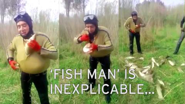 بالفيديو: صياد تركي يخزن الأسماك الحية في ملابسه