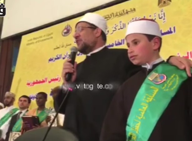 بالفيديو  ..  طفل كفيف يحفظ القرآن بترجمته الإنجليزية والفرنسية