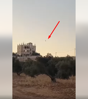 فيديو يوثّق لحظة سقوط بقايا صاروخ بمنطقة مرو في إربد