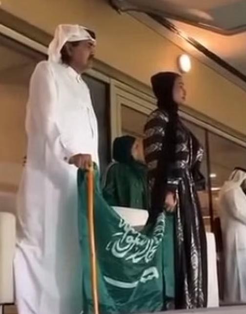 بالفيديو ..  تفاعل على رفع أمير قطر الوالد والشيخة موزة علم السعودية بالمدرجات