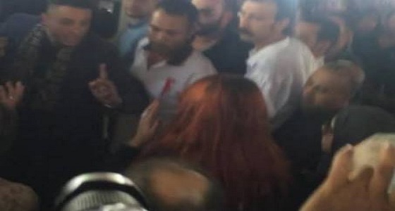 بالفيديو  .. أحمد فيشاوي يغضب من زوجته في عزاء والده  .. وهذه كانت ردة فعله 
