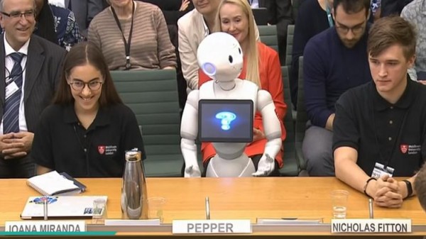بالفيديو ..  لأول مرة ..  روبوت يقدم شهادته أمام البرلمان البريطاني