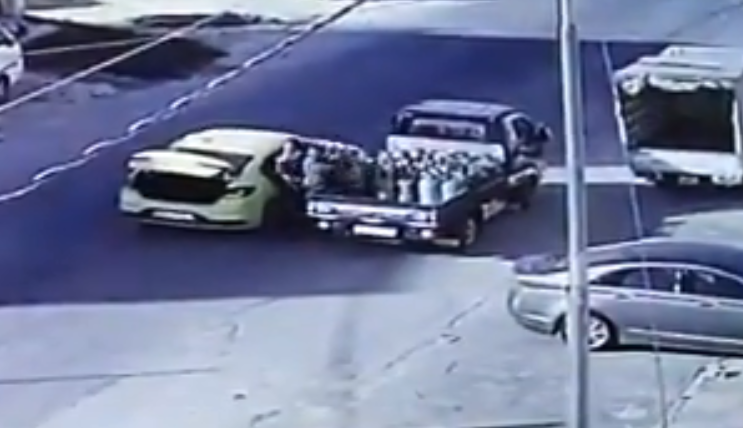 بالفيديو ..  لحظة سرقة اسطوانات غاز من مركبة توزيع في أحد شوارع عمّان