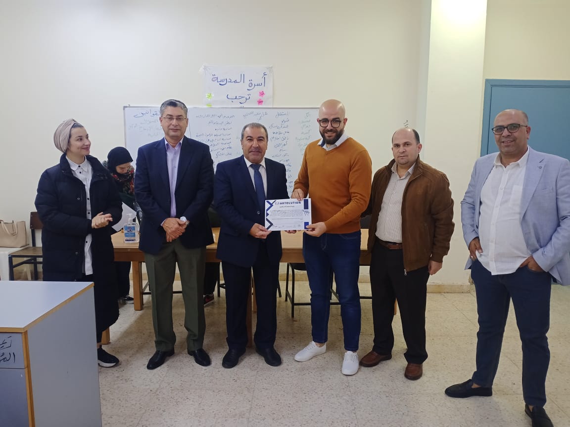 مدير تربية العقبة يكرم المشاركين بتنفيذ جداريات فنية 