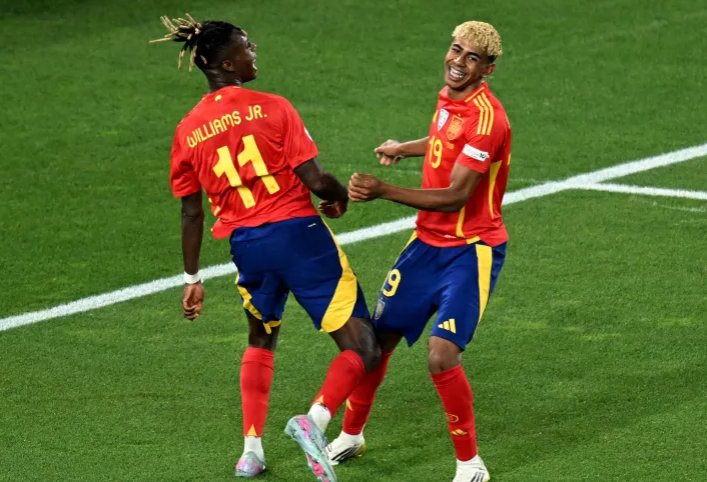 ديكو عن علاقة لامين جمال ونيكو ويليامز: "برشلونة ليس ناديًا للأصدقاء"