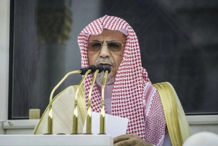تضامن سعودي مع خطيب المسجد الحرام