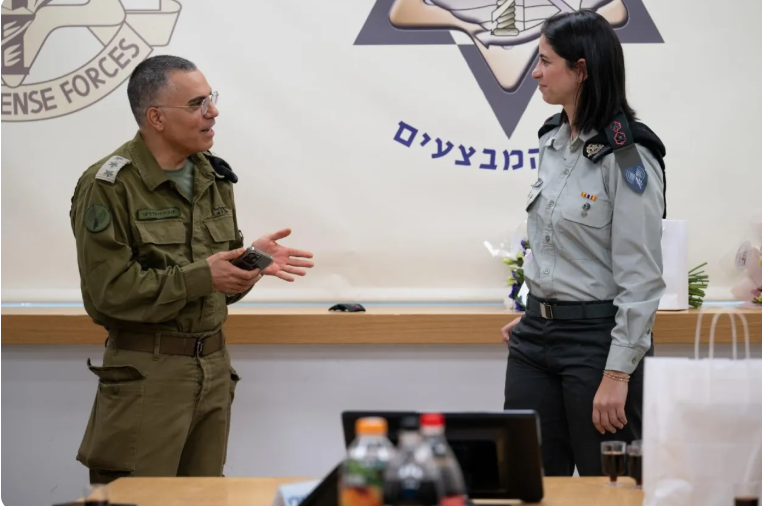 أفـيخاي أدرعي يسـلم مهامه بعد 20 عامًا كمتحدث باسم جيش الاحتلال