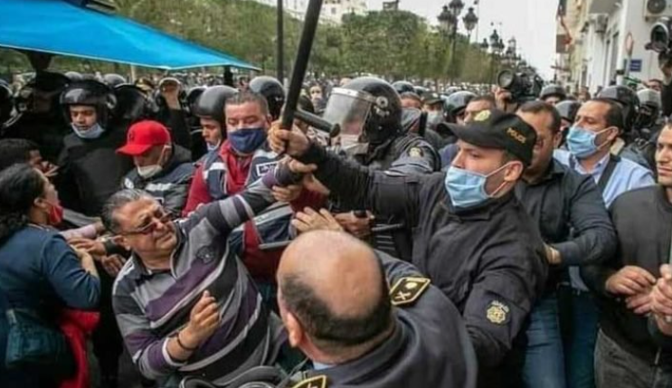 بالصور و الفيديو  ..  الاعتداء على صاحب عبارة "بن علي هرب" يُثير جدلاً في تونس