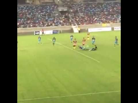 بالفيديو ..  مشجع يقتحم الملعب لعرقلة نجم مانشستر سيتي!