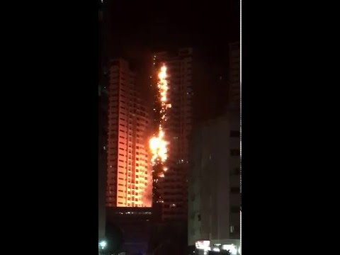 بالفيديو ..  احتراق برج سكني في عجمان 