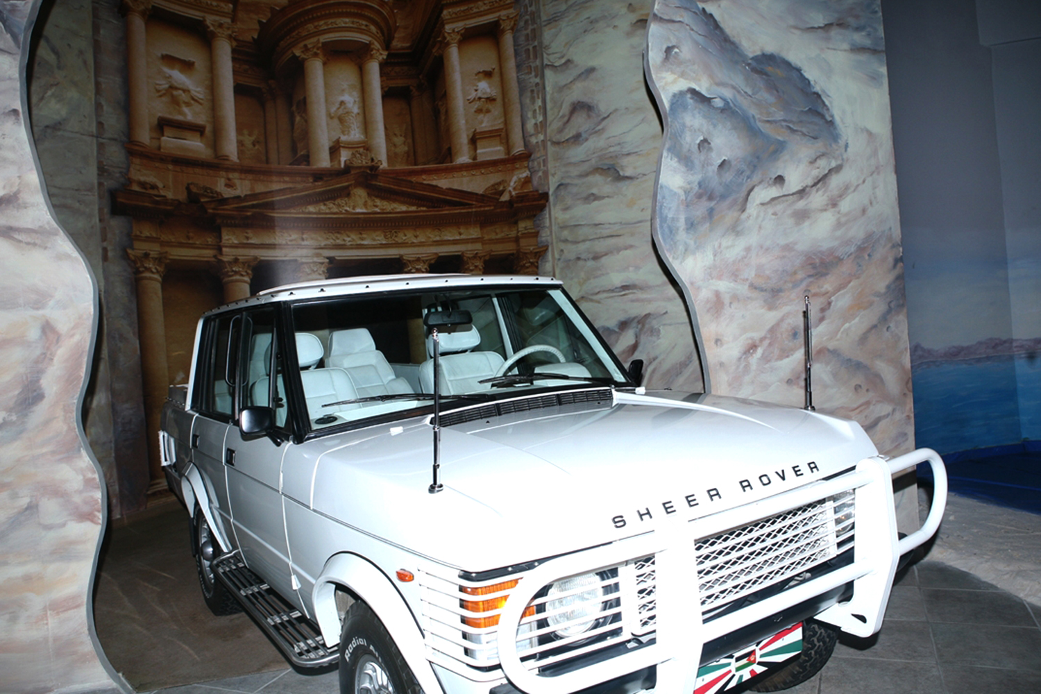 رينج روفر تنقل ولي العهد وعروسه إلى قصر الحسينية