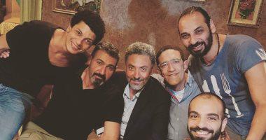 ياسر جلال يودع بلاتوهات تصوير "لمس أكتاف" بهذه الصورة 