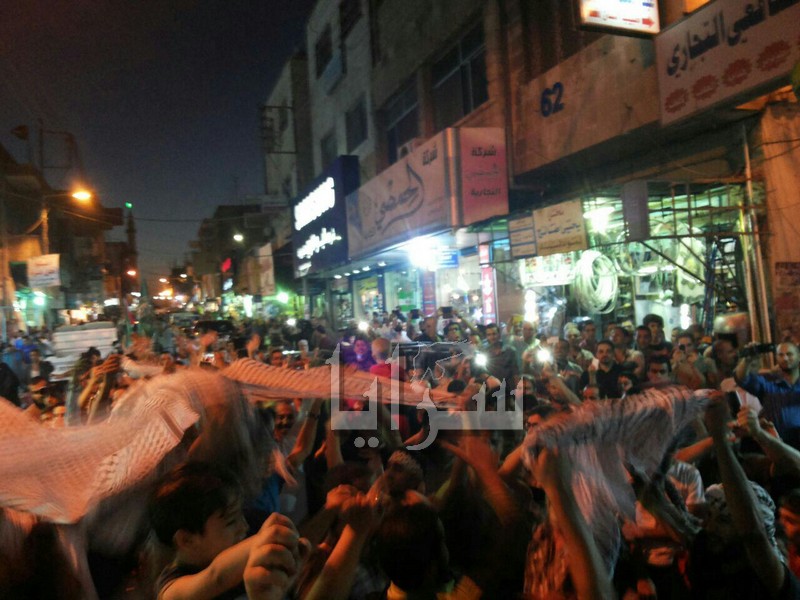 بالصور والفيديو : مسيرة "نصر" في الزرقاء إحتفالاً بإنتصار المقاومة