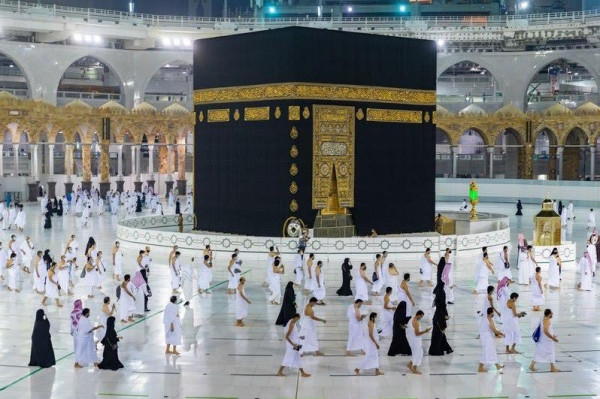 السعودية تُعيد تطبيق إجراءات التباعد بين المصلين في الحرمين بدءاً من الغد  