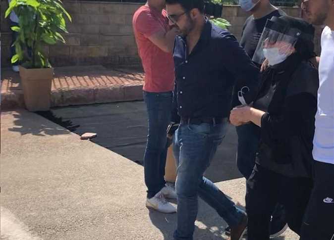 بالفيديو  ..  انهيار شهيرة بالبكاء عند وصولها لمسجد الشرطة قبل تشييع جثمان محمود ياسين