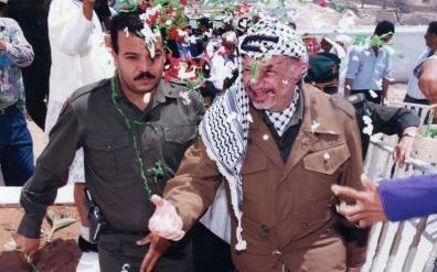 مرافق عرفات: أبوعمار كان ينام 4 ساعات  ..  ويتدخل في حالات الزواج والطلاق