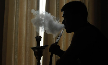 خطبني شخص ملتزم وعيبه الوحيد أنه يشرب الشيشة!