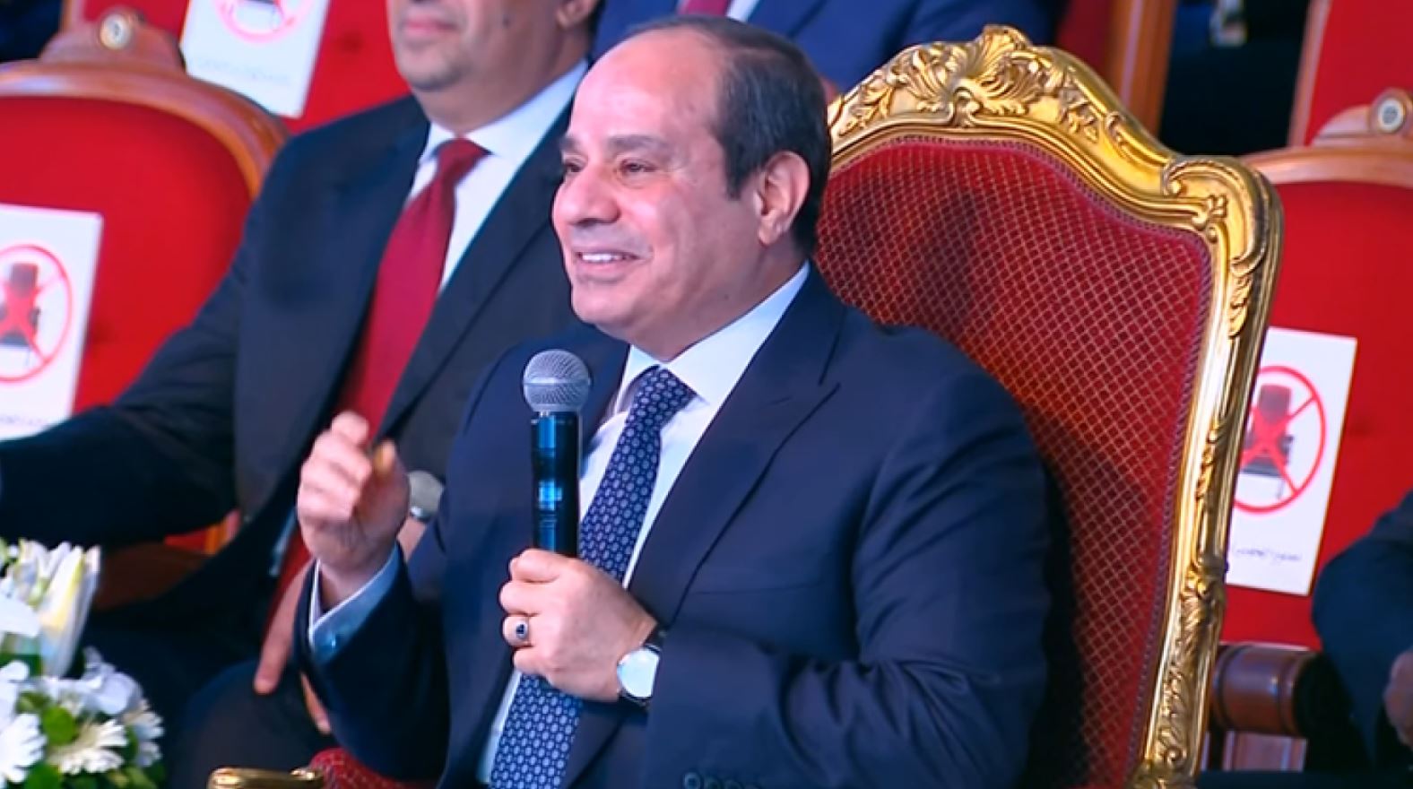 بسبب الأهلي ..  شاب يطلب «واسطة» السيسي والأخير يرد: «متدخلنيش مع الخطيب» (فيديو)
