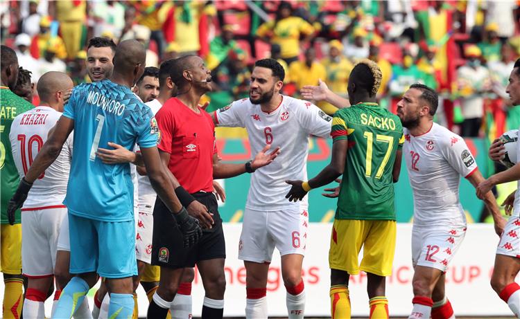 فيديو  ..  عصام الشوالي يهاجم حكم مباراة تونس ومالي: فضيحة في تاريخ الكرة الإفريقية