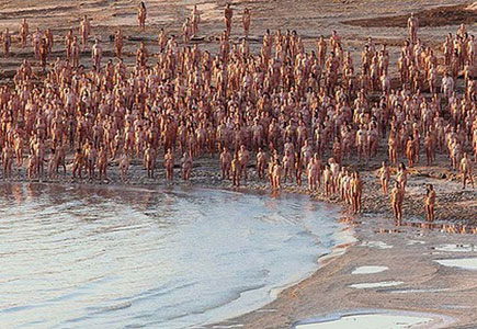بعد مشاهد التعري على شاطئ البحر الميت ..  خبير يحذر من كارثة حقيقية