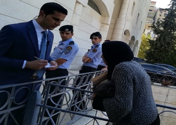 ماذا طلبت سيدة من حرس رئيس الوزراء "الرزاز" اثناء اعتصام المهندسين الزراعيين امام امانة عمان ؟