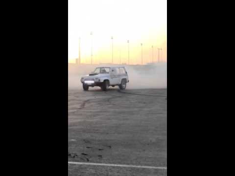 بالفيديو  ..  شاب سعودي "يفحط" بسيارته 