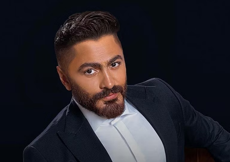بينهم عبد الباسط حمودة ..  تامر حسني يقلد 4 فنانين في إعلان جديد