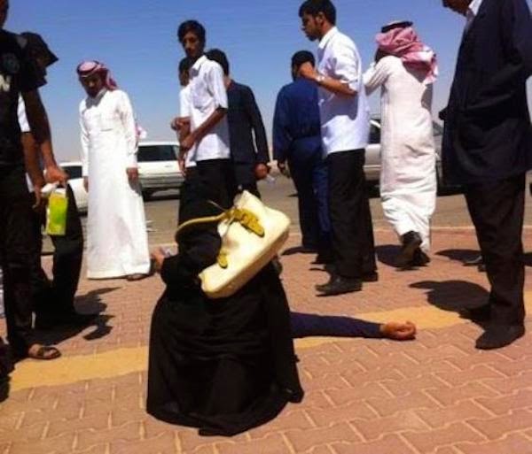  ممرضة سعودية تقوم بإسعاف مصابين في حادث مروري في القريات