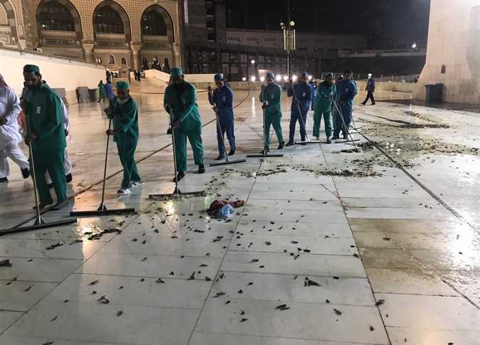 ما حقيقة منع الصلاة في الحرم المكي بعد هجوم الصراصير ؟