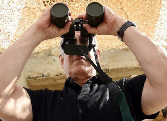 نتنياهو يراقب غزة بمنظار مغلق ويقول: "الوضع تحت السيطرة"